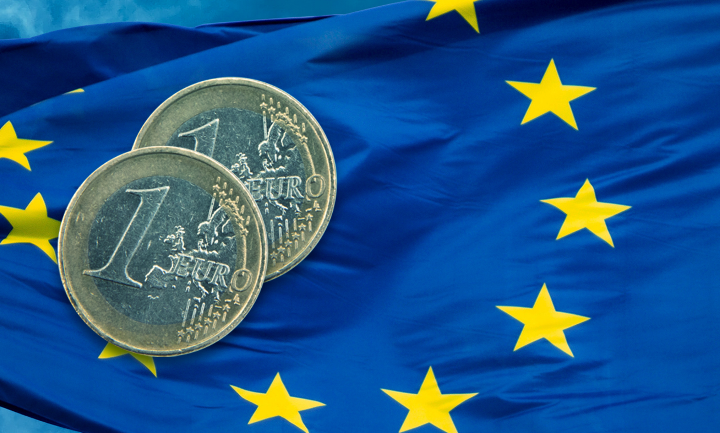 Bildcollage Euromünzen und Europaflagge