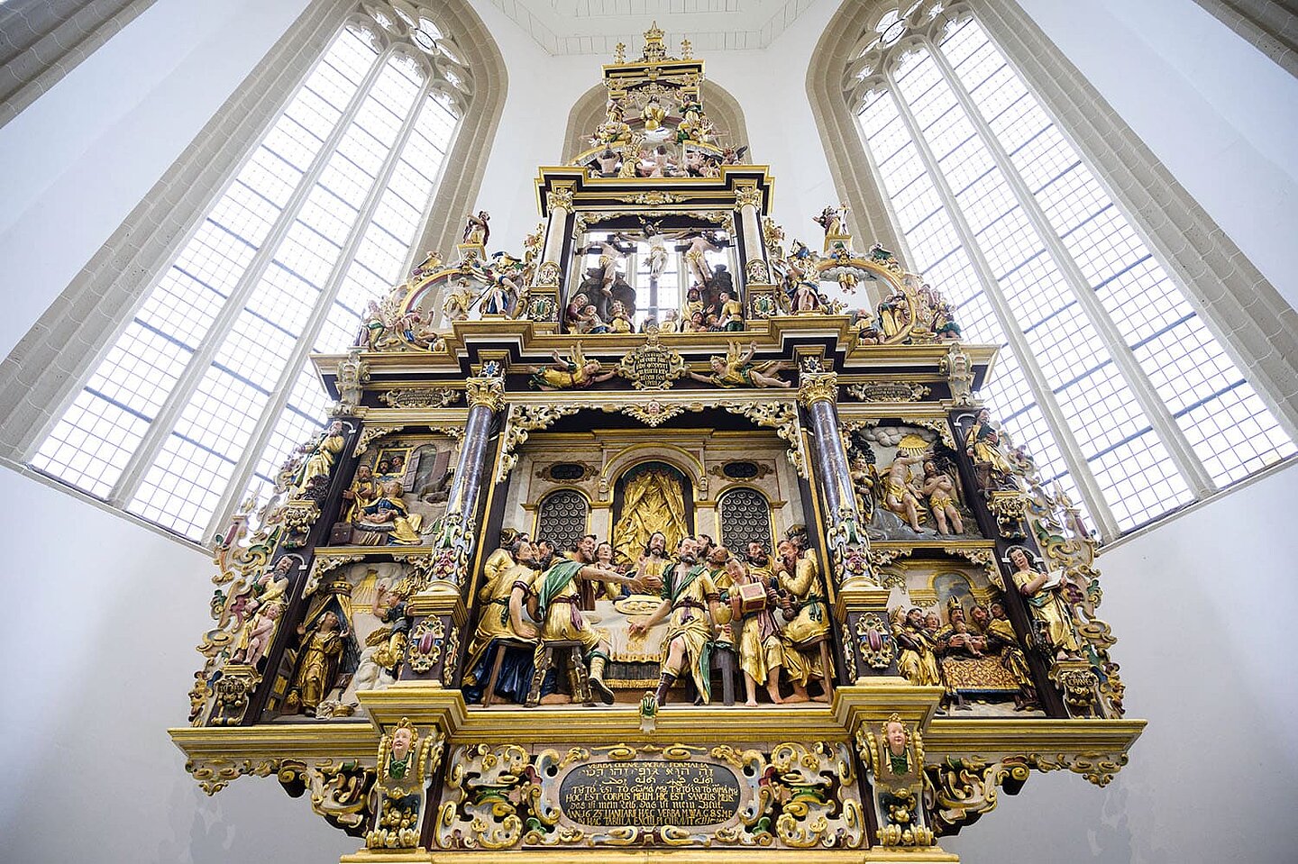 Goldgeschmückter Altar in der Kaufmannskirche Erfurt