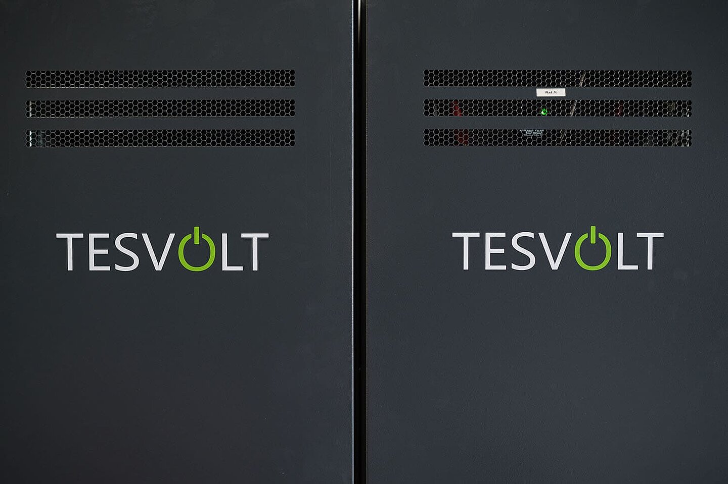 metallene Türen mit dem TESVOLT Logo