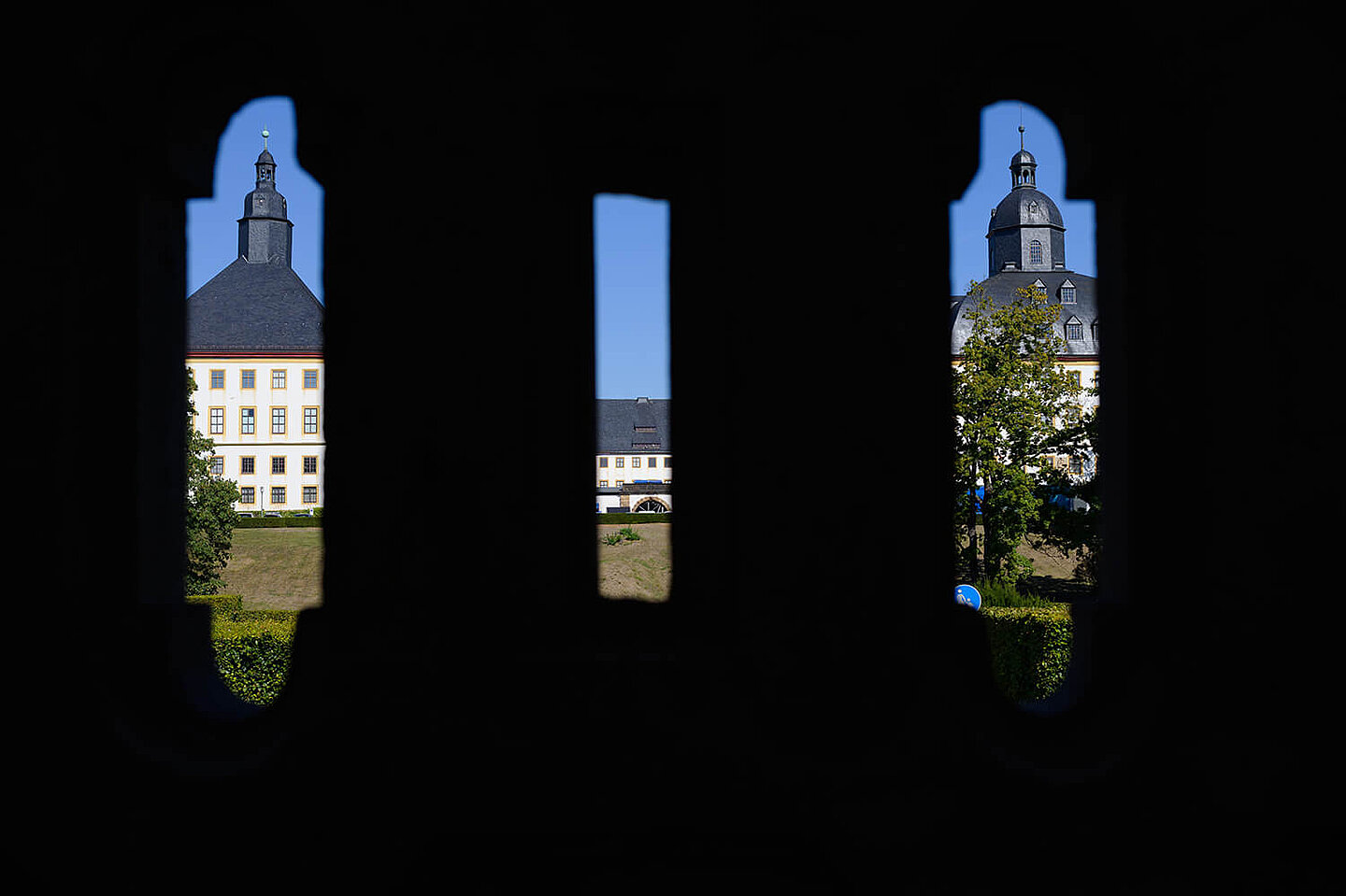 Blick auf Schloss Friedenstein durch eine Balustrade