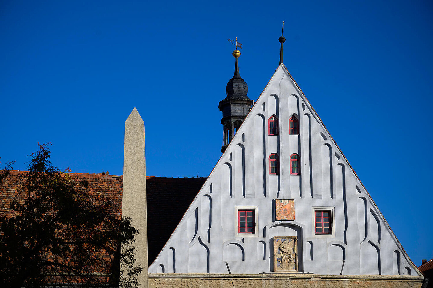 Die Giebelwand vom Buttstaedter Rathaus mit Glockenturm und einem Obelisk