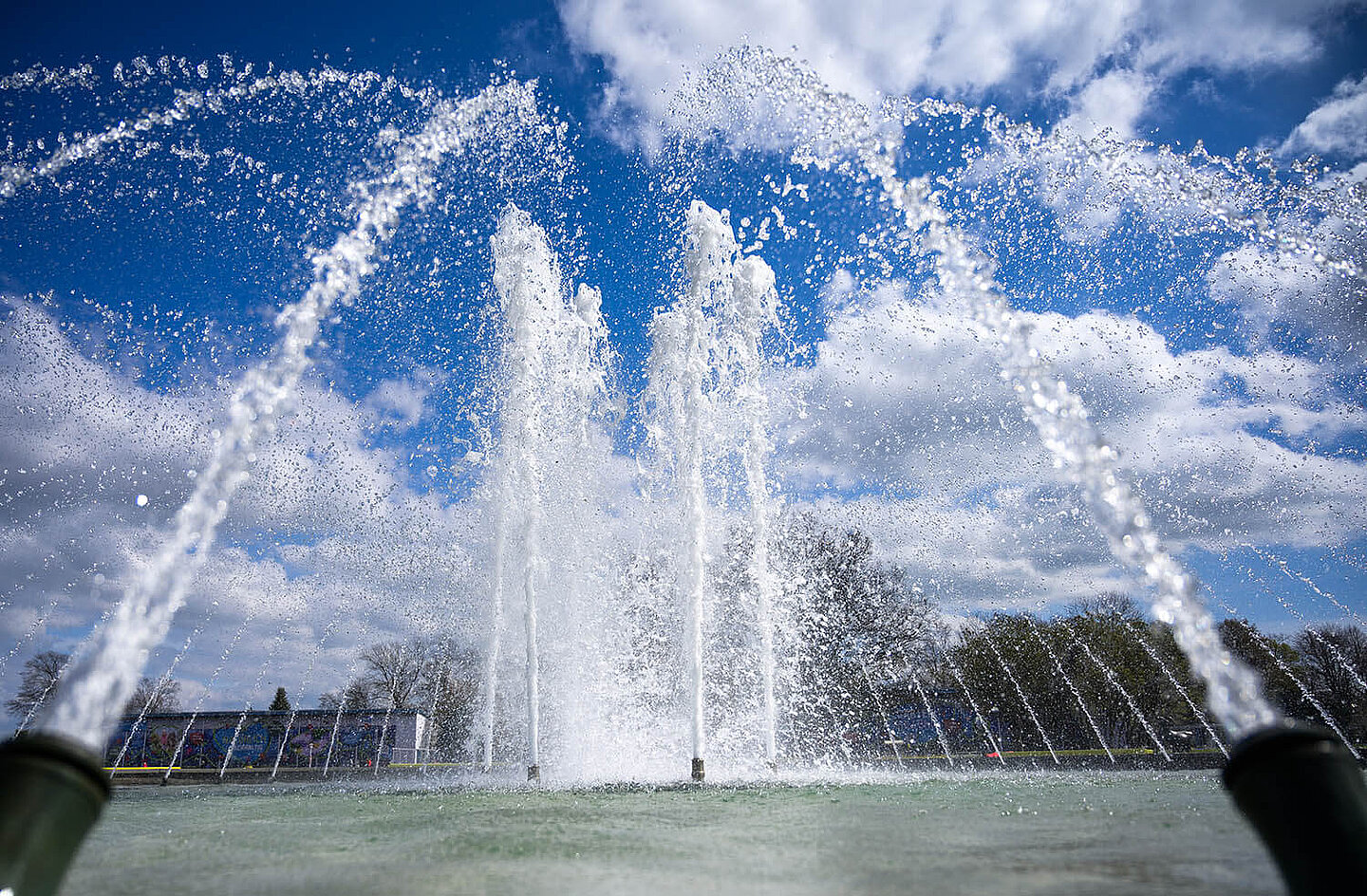 Wasserfontänen, welche in den blauen Himmel schießen