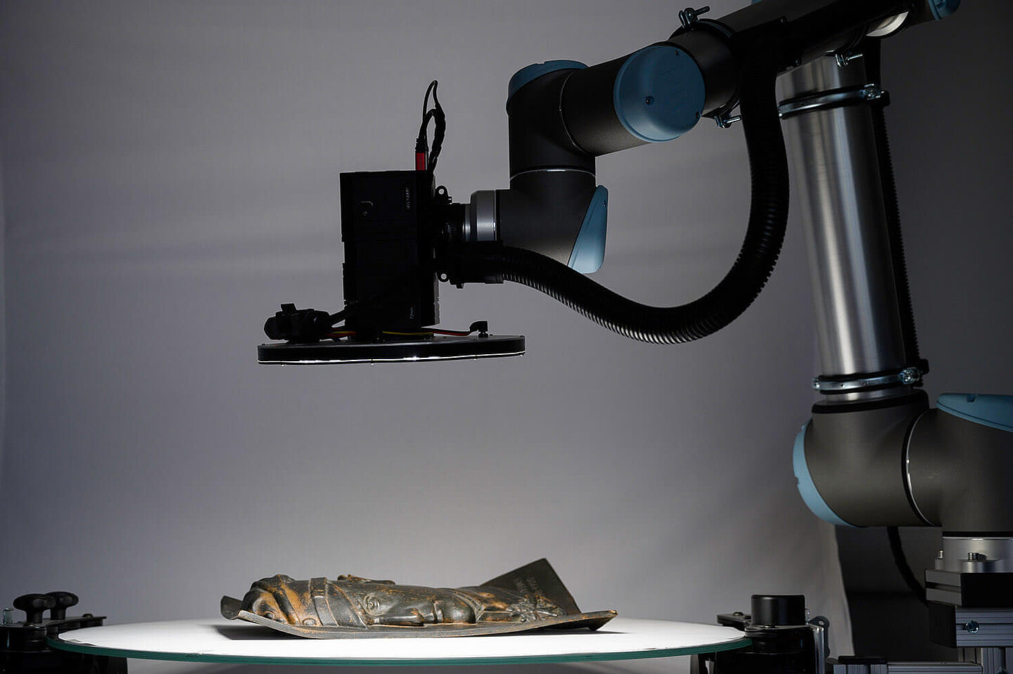 3D scanner scans an object