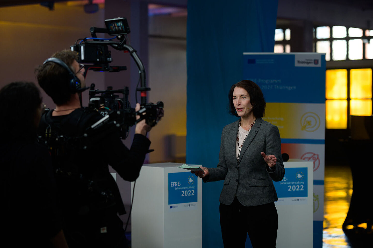 Die Moderatorin Blanka Weber führte durch die EFRE-Jahresveranstaltung 2022