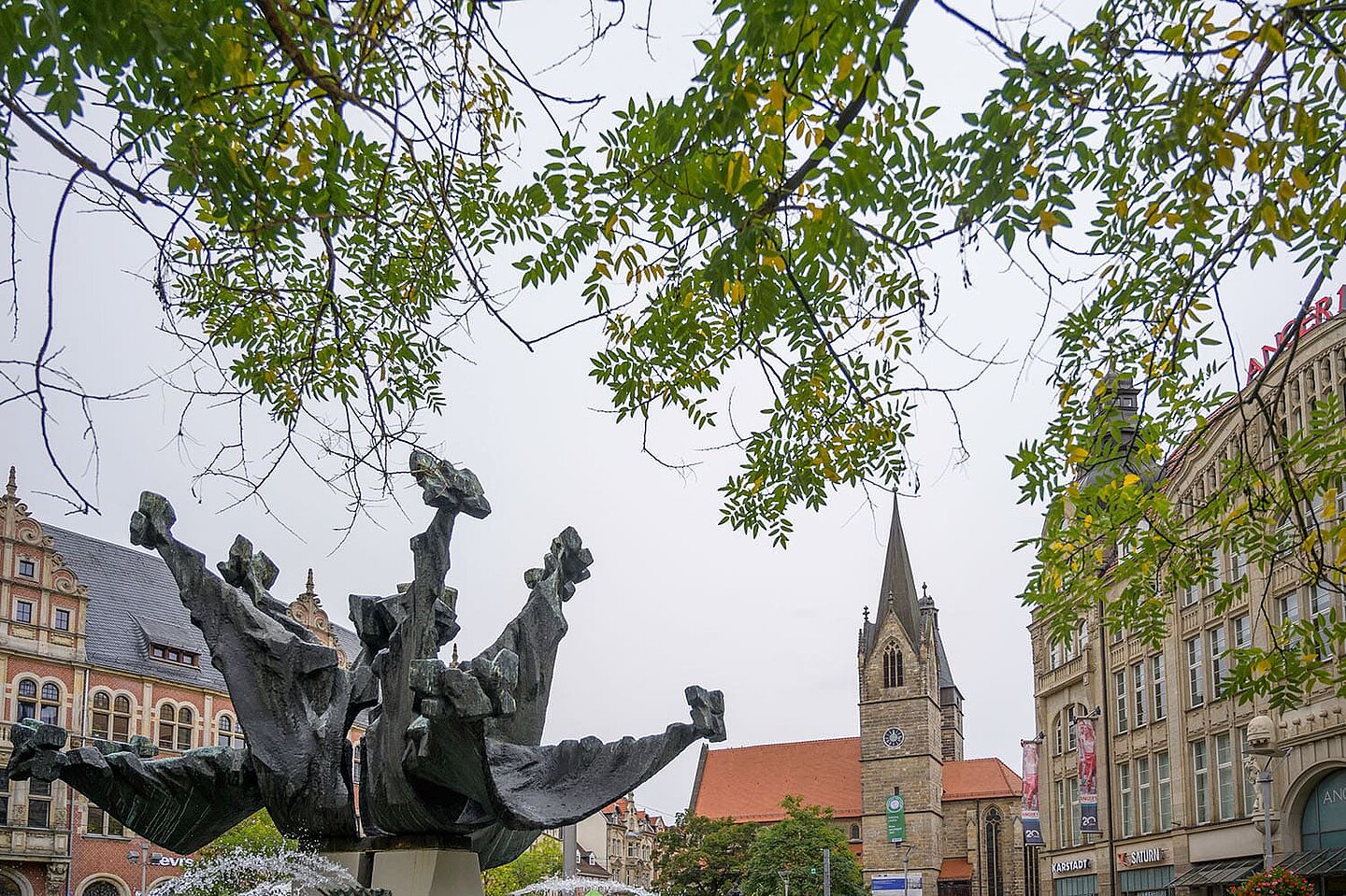 Blick durch die Innenstadt Erfurts auf die Kaufmannskirche